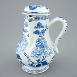 Een blauw-witte Chinese kan met deksel, Kangxi